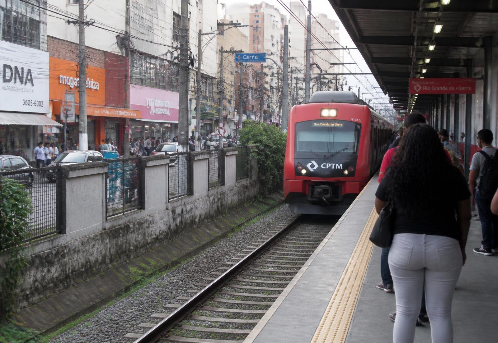 Movimento na plataforma da estação de trem da CPTM em Guaianases
